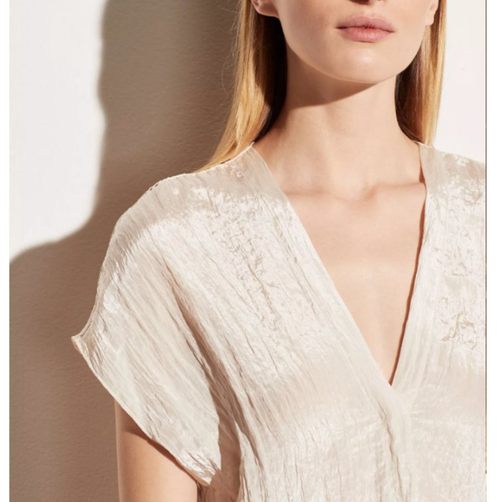 VINCE -  V Neck Popover in crinkle fabric.